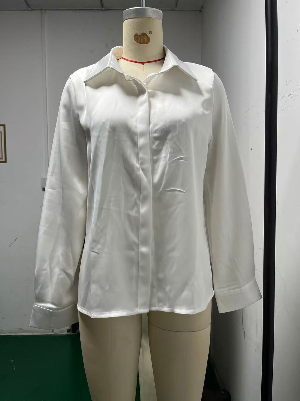 Women's Button Blouse with Classic Collar and Relaxed Fit